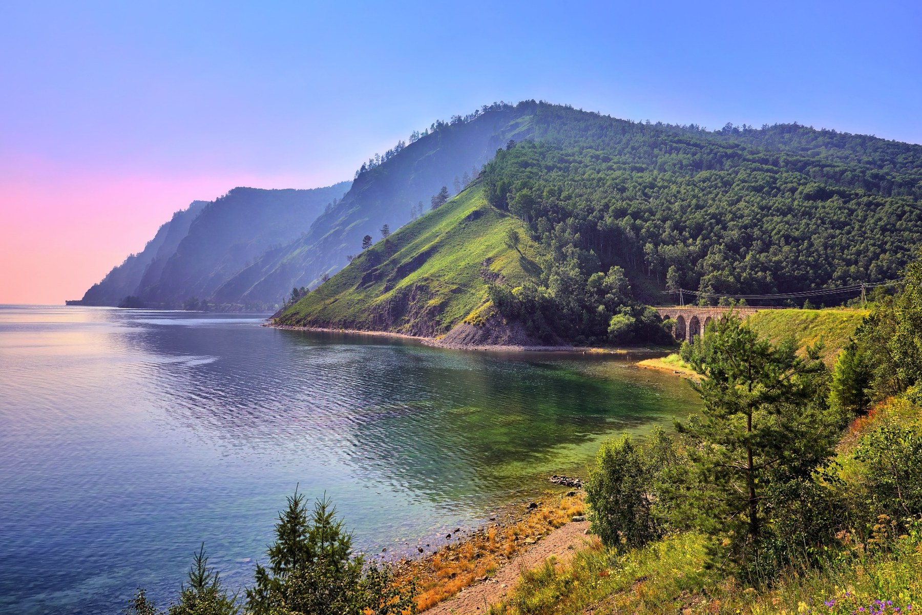 Пейзаж Байкала: берег, вода и горы